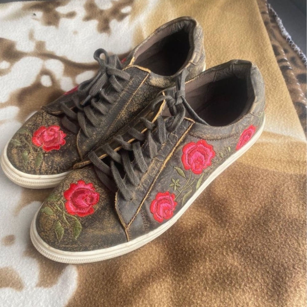 Womens size 9 Roper leather shoes with embroidered roses